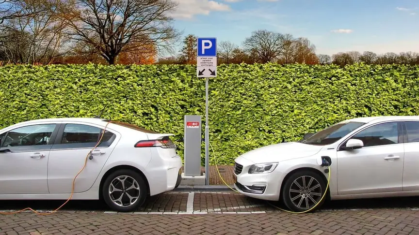 Carros Elétricos: A Revolução Impulsionada pela Energia Solar Fotovoltaica — módulos fotovoltaicos em telhado residencial.