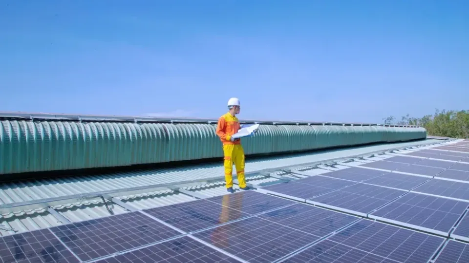Empresa de energia solar em vistoria de instalação em telhado