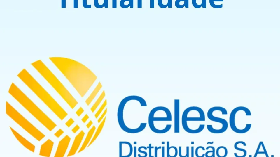 Como Mudar Titularidade Celesc: Guia Prático — módulos fotovoltaicos em telhado residencial.