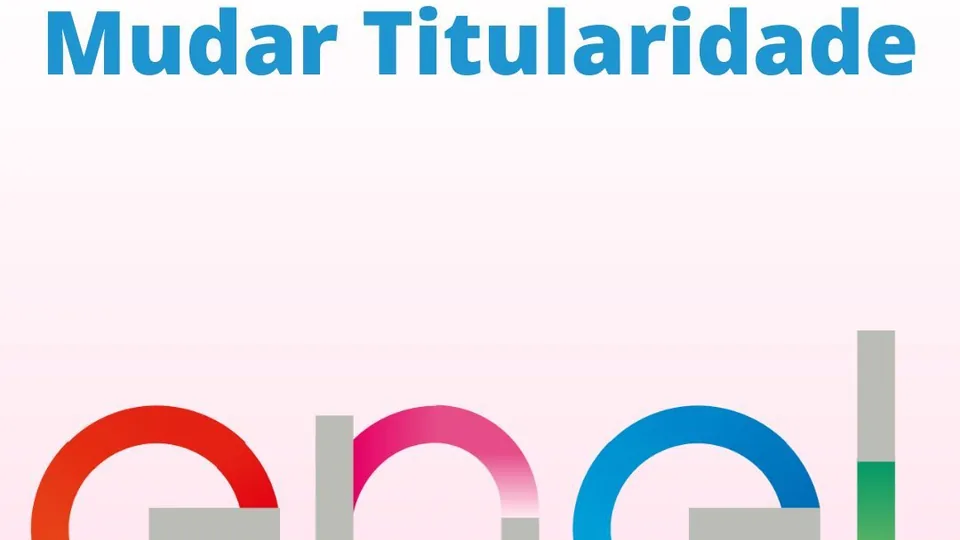 Como Mudar Titularidade Enel: Guia Prático — módulos fotovoltaicos em telhado residencial.