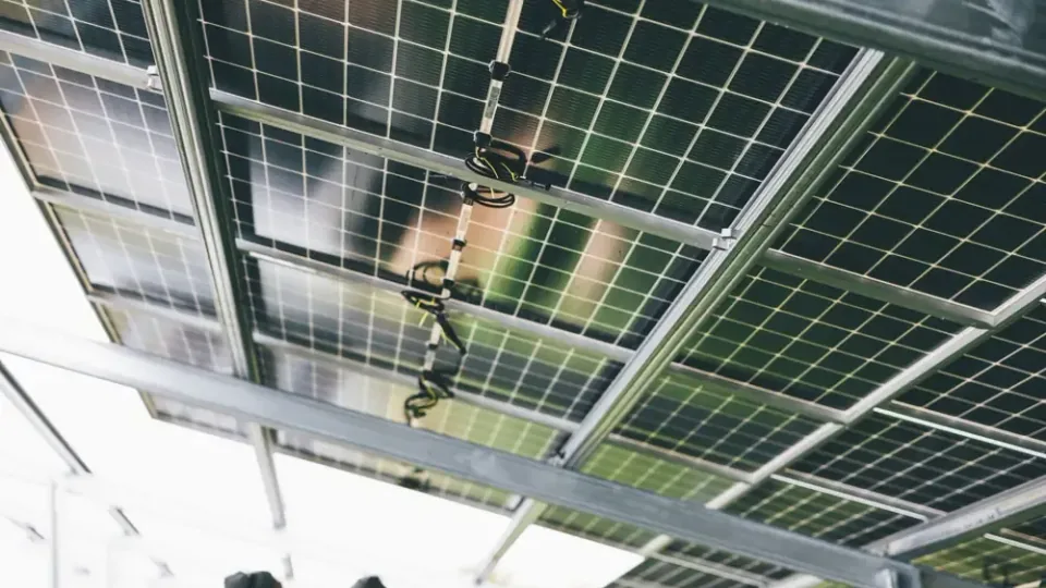Estrutura de painéis para demanda contratada e energia solar