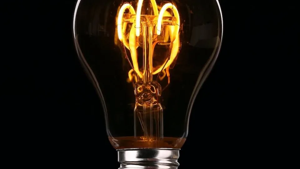 A diferença entre corrente alternada e contínua — módulos fotovoltaicos em telhado residencial.