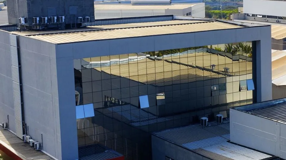 Empresas de Energia Solar — módulos fotovoltaicos em telhado residencial.