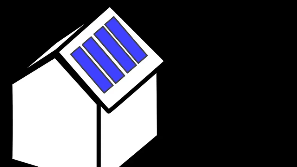 Casa com placas solares em telhado