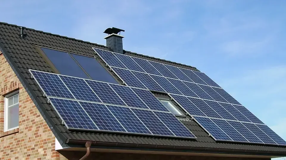 Energia solar em telhado ceramico