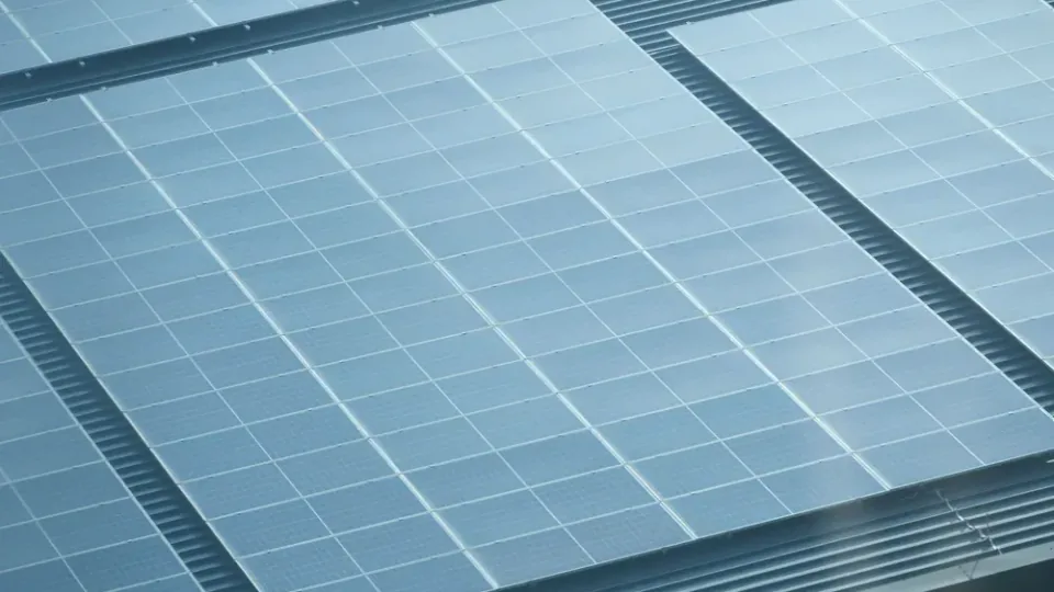 Energia solar em telhado metálico