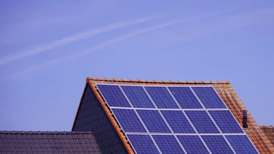 Painéis de energia solar em casa alugada