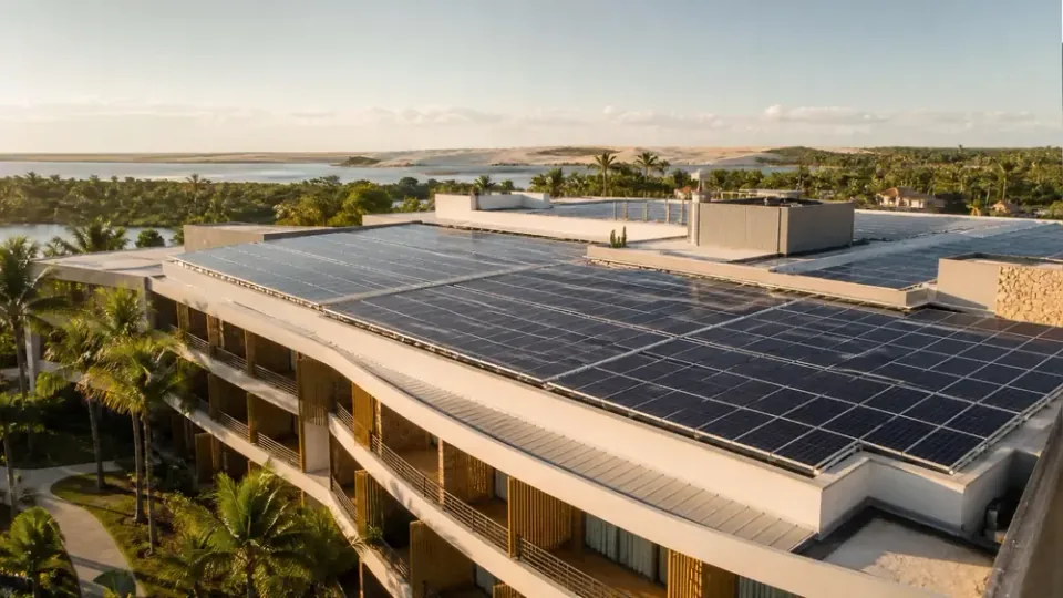 Painéis solares instalados no telhado de um hotel