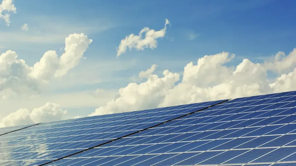 Painéis solares em telhado de oficina