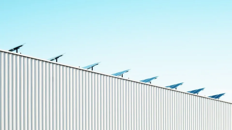 Painéis solares instalados em telhado
