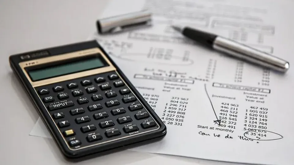 Financiamento de sistemas fotovoltaicos: guia atualizado para 2026 — análise de consumo em kWh e economia na conta de luz.