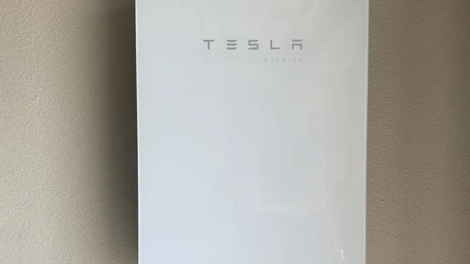 Inversor solar com luz vermelha