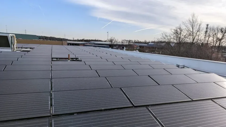 Inversor solar: quando trocar e o que observar em 2026 — módulos fotovoltaicos em telhado residencial.