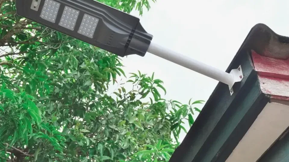 Lâmpada de energia solar em área externa