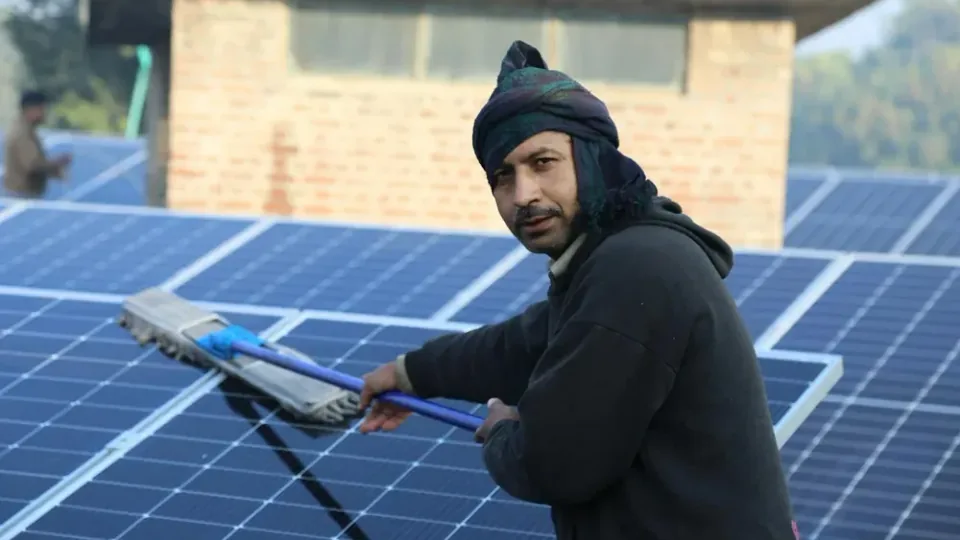 Limpeza de placas solares: quando fazer e quais cuidados tomar — módulos fotovoltaicos em telhado residencial.
