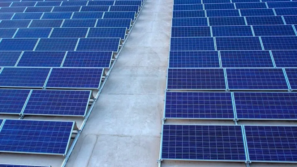 Painéis solares em fazenda solar