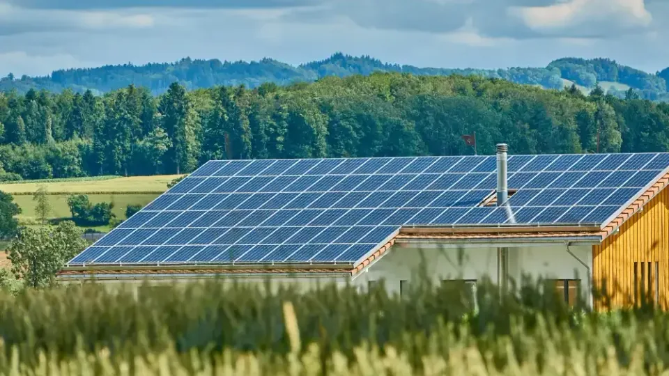 Microinversor ou inversor string — módulos fotovoltaicos em telhado residencial.