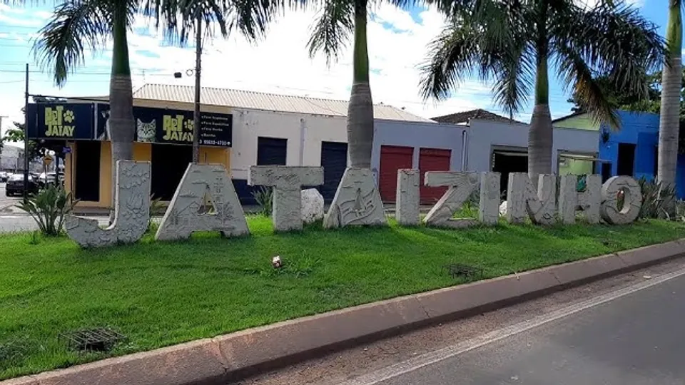 O crescimento imobiliário na Região Metropolitana de Londrina — módulos fotovoltaicos em telhado residencial.