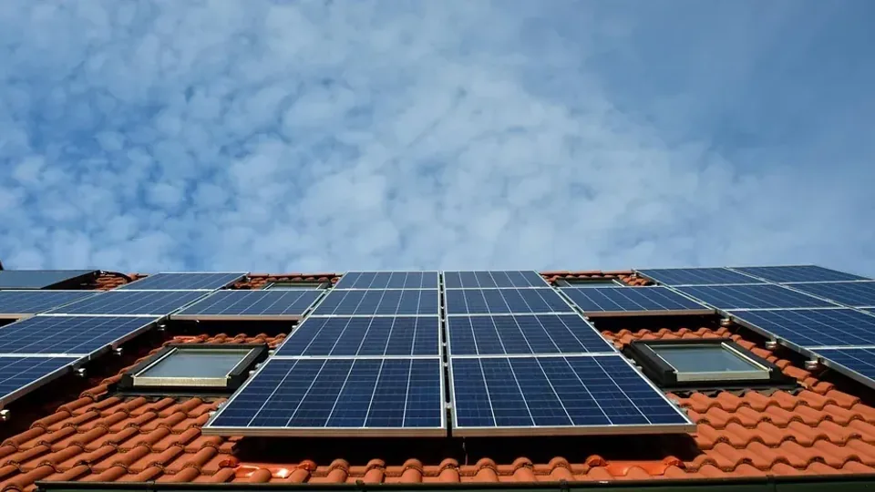 Por que os orçamentos de energia solar variam tanto?