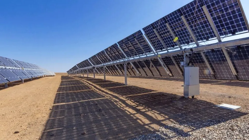 Painéis Solares Bifaciais em uma fazenda solar