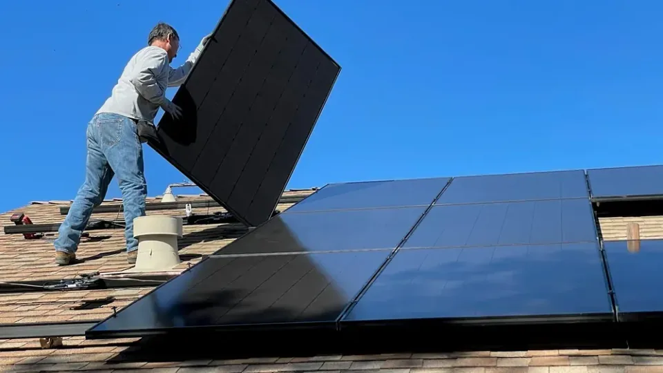 Painel solar flexível em instalação fotovoltaica