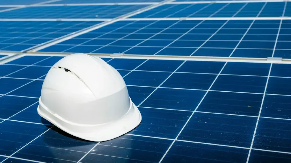 Potência ideal do sistema solar: como calcular — módulos fotovoltaicos em telhado residencial.