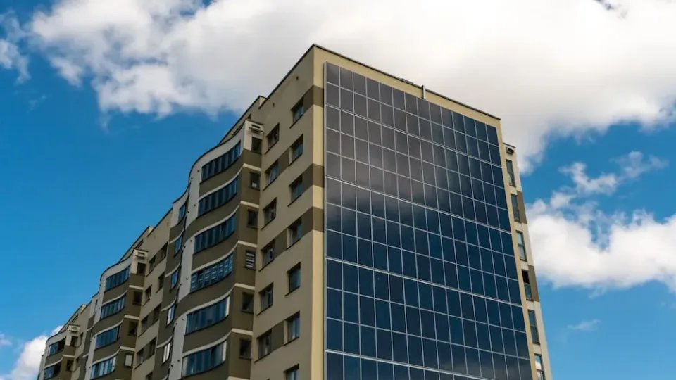 Sistema fotovoltaico em fachadas