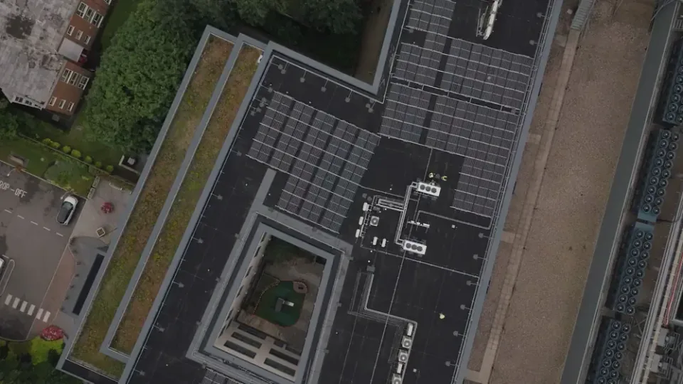 Telhado plano para energia solar: o que avaliar antes de instalar