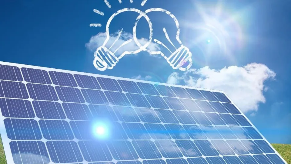 Painel Solar com céu azul
