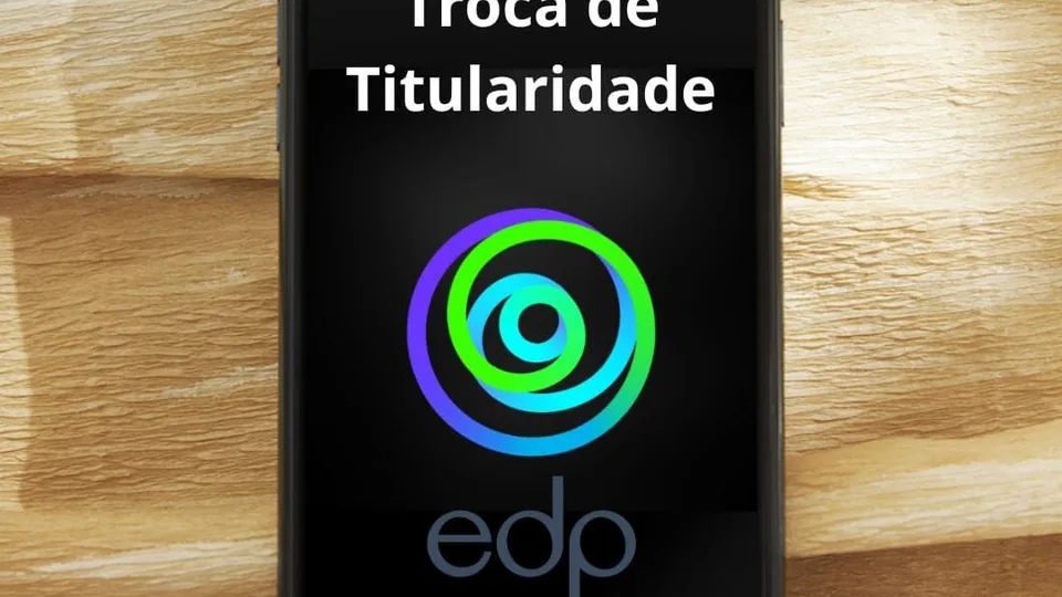 Troca de Titularidade EDP em 2023 – Como Solicitar — módulos fotovoltaicos em telhado residencial.