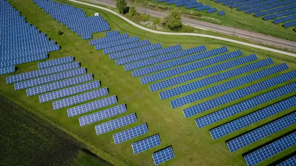 Vantagens da energia solar sobre combustíveis fósseis