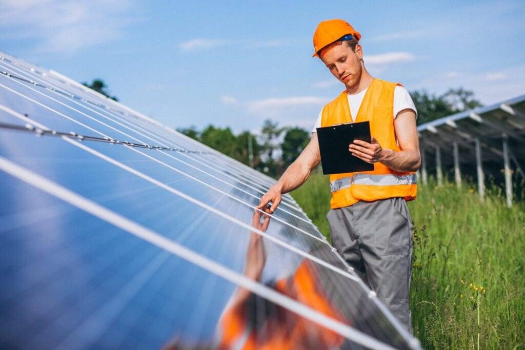 Trabalhador verificando painéis solares
