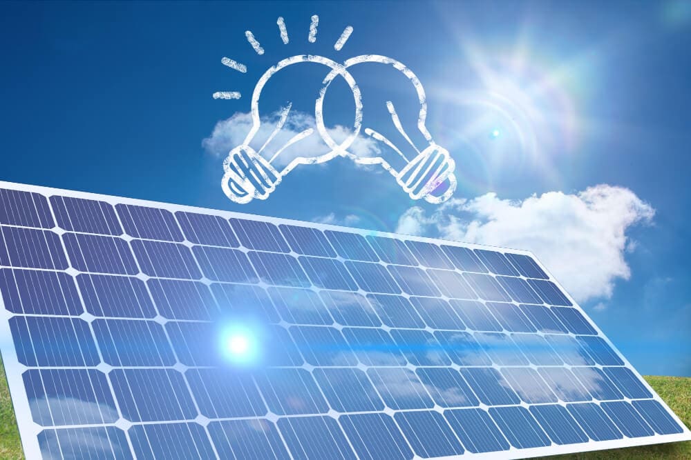 Painel Solar com céu azul - créditos de energia solar