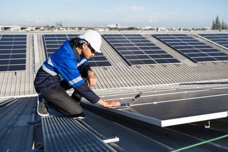 Sistema fotovoltaico em telhado de supermercados