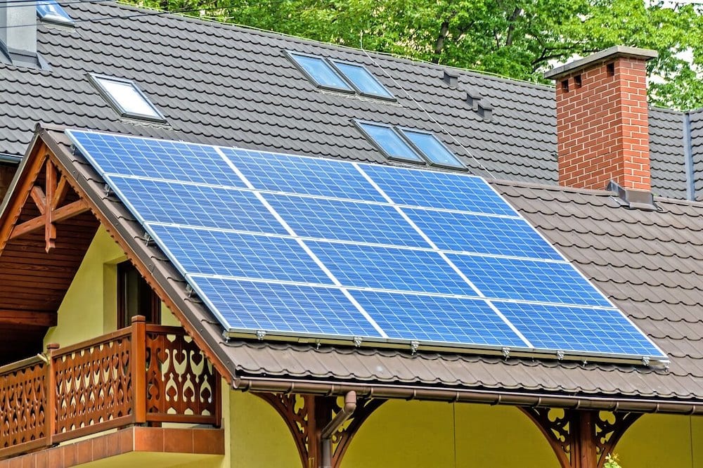 Casa com painéis solares para a compensação de energia solar