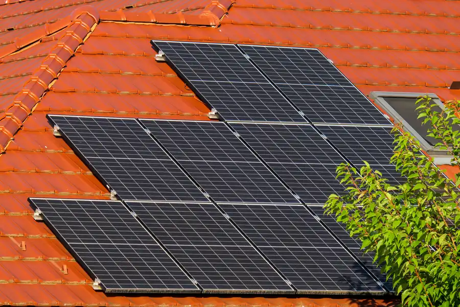 Autoconsumo remoto e geração solar Casa com painéis solares para autoconsumo remoto