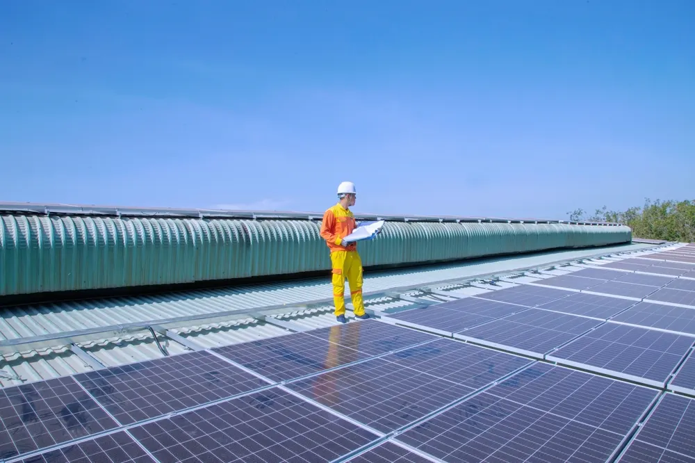 Empresa de energia solar em vistoria de instalação em telhado