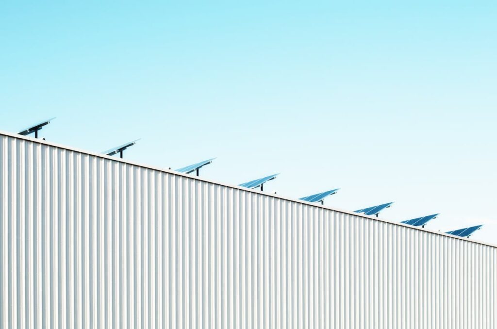 Painéis solares instalados em telhado