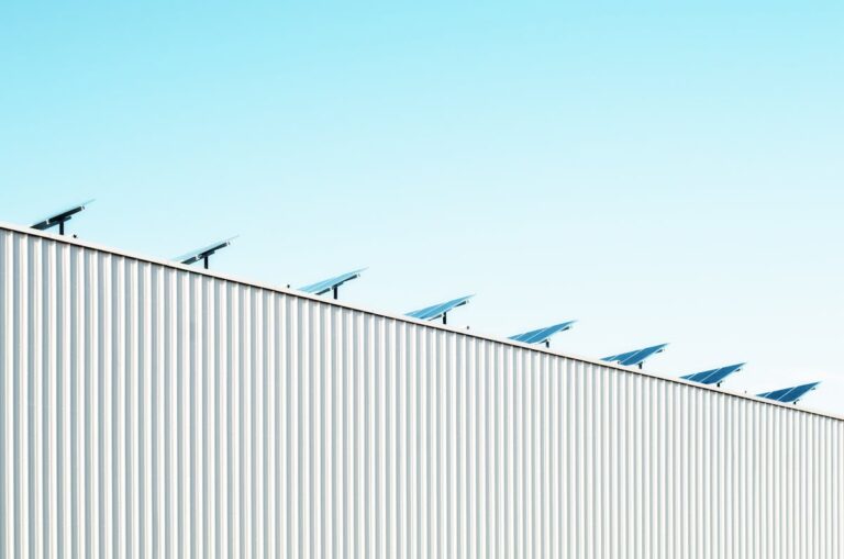 Painéis solares instalados em telhado