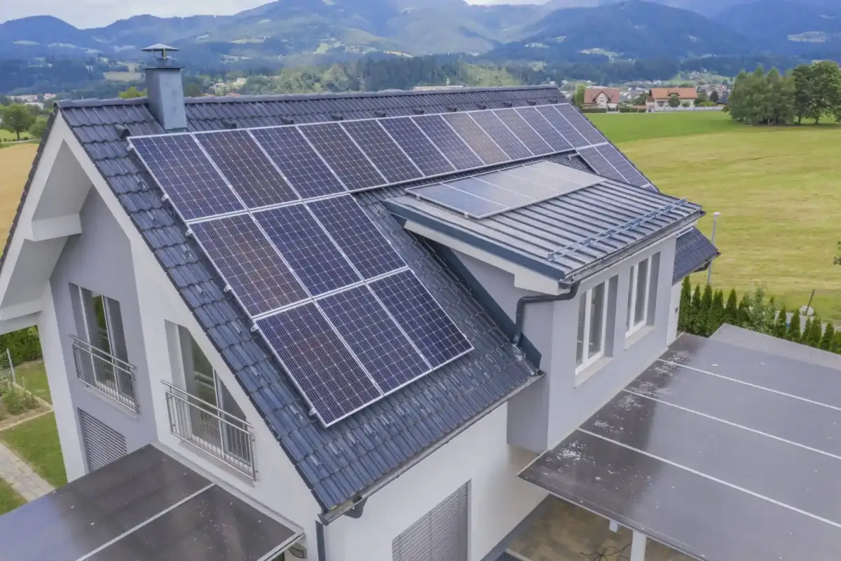 Placas solares residenciais no telhado Placas solares residenciais instaladas no telhado de uma casa