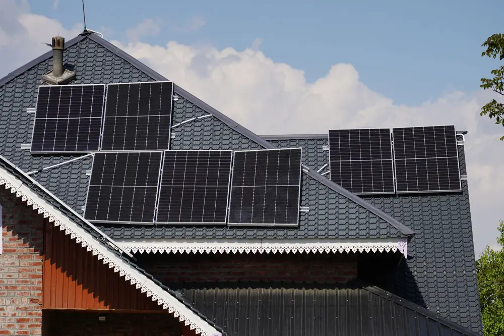 Instalação de energia solar em telhado de fibrocimento Instalação de energia solar em telhado de fibrocimento