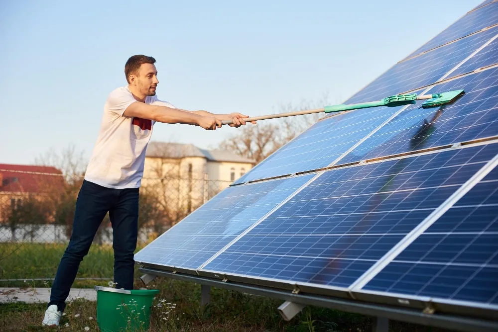 Limpeza de painéis solares: importância, frequência e cuidados