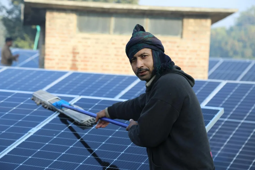 Limpeza de placas solares: quando fazer e quais cuidados tomar