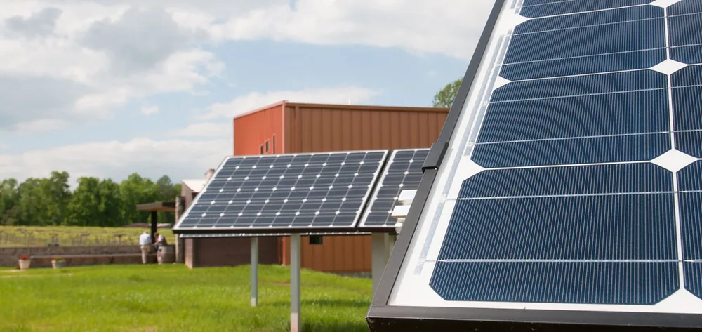 Placas solares em telhado com orientação diferente Placas solares em telhado com orientação diferente