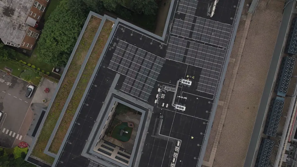 Telhado plano para energia solar: o que avaliar antes de instalar