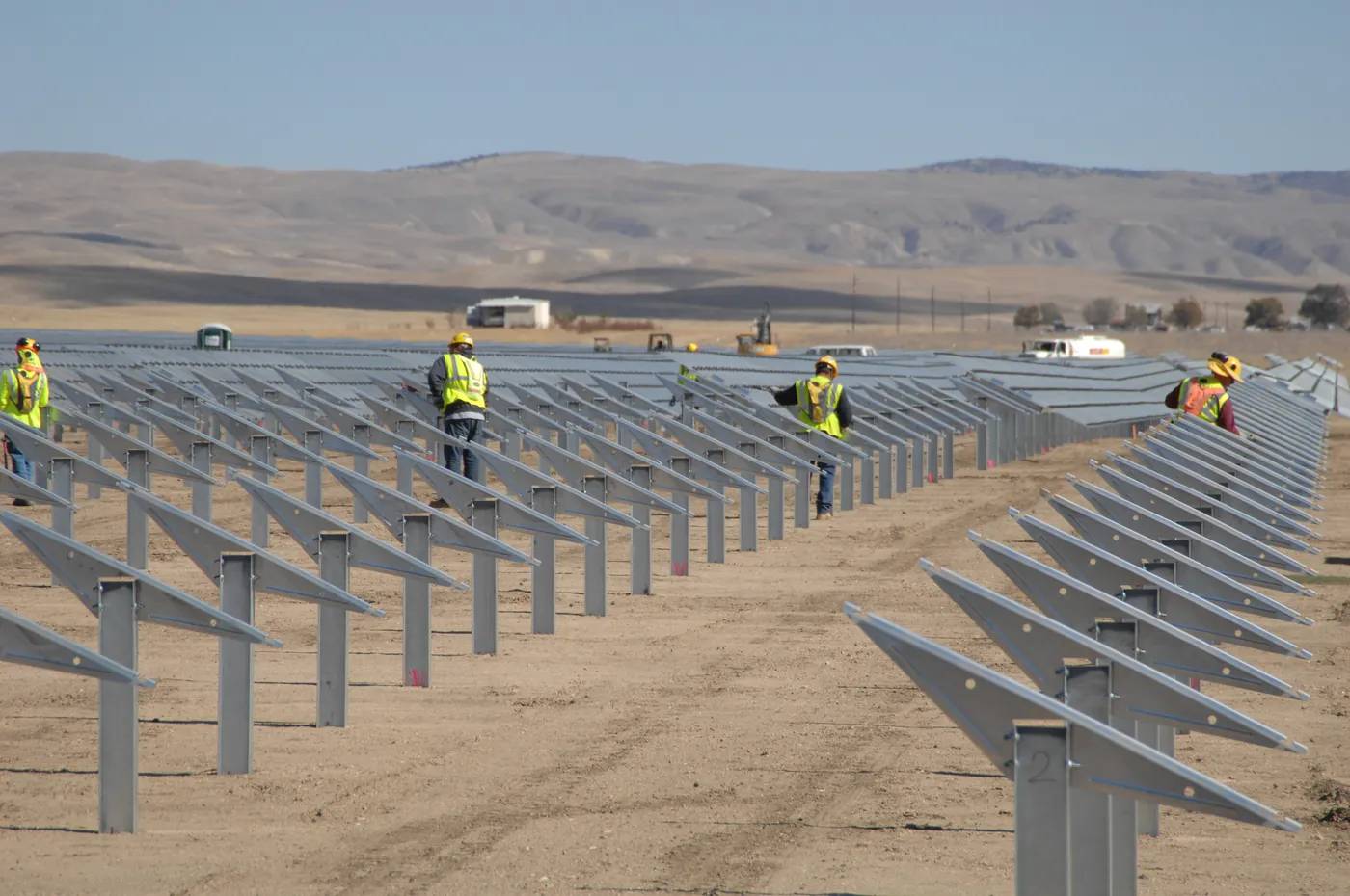 Painéis solares em operação em uma usina de grande porte