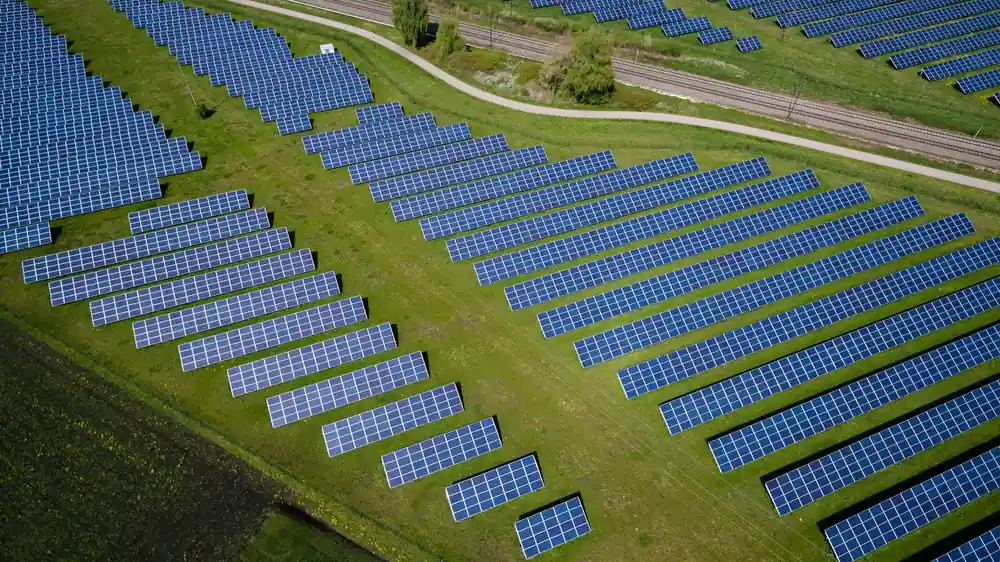 Vantagens da energia solar sobre combustíveis fósseis