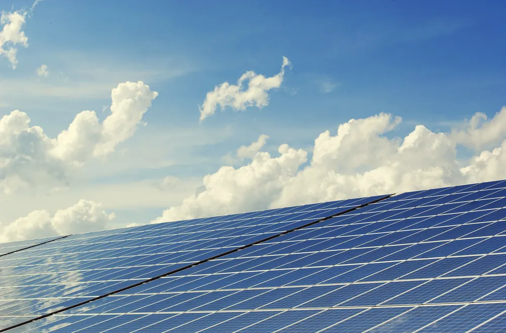 Painéis solares em telhado de oficina