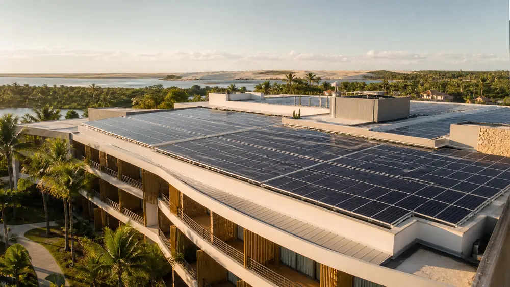 Painéis solares instalados no telhado de um hotel